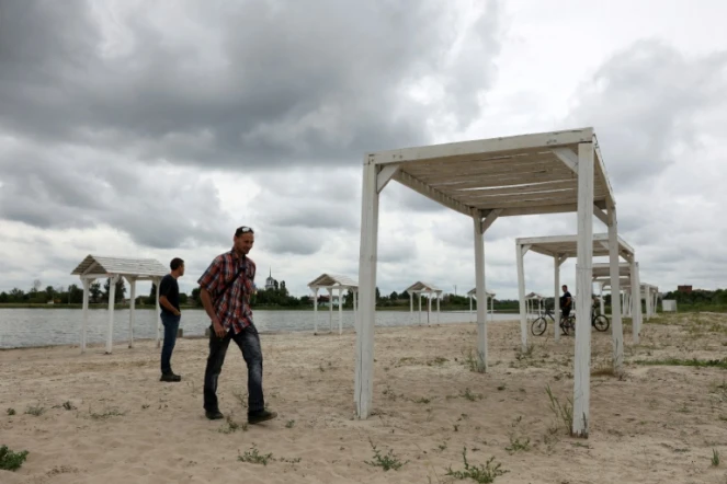 Des habitants se promènent sur la plage de Sloviansk, dans l'est de l'Ukraine, le 22 juin 2022