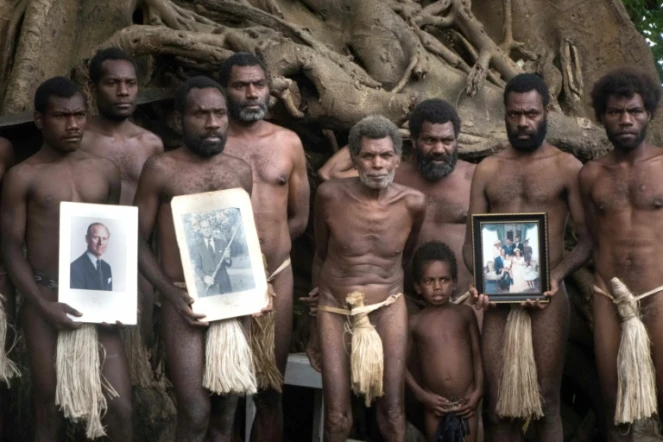 Des villageois de Yaohnanen, près de Yakel, tiennent des portraits du prince Philip, considéré comme une divinité, le 9 avril 2021 au Vanuatu