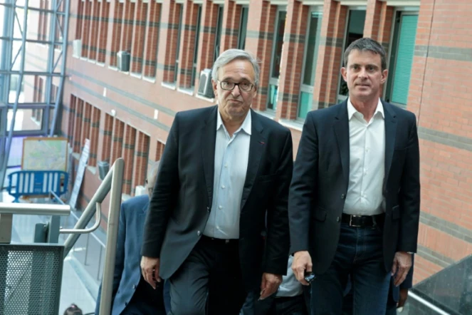 Francis Chouat, le maire d'Evry élu député de l'Essonne (g) et l'ancien premier ministre socialiste Manuel Valls (d) à Evry, le 11 juin 2017 