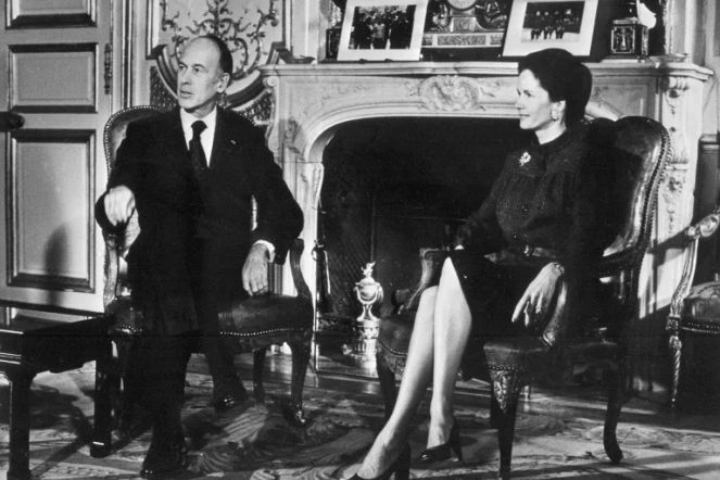 Valéry Giscard d'Estaing, accompagné de sa femme Anne-Aymone, s'apprête à adresser ses voeux présidentiels aux Français, le 31 décembre 1975 à l'Elysée
