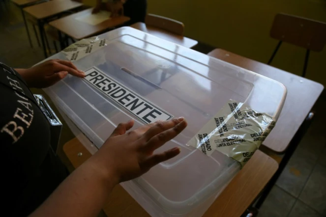 Urne pour l'élection présidentielle au Chili dans un bureau de vote de Punta Arenas, le 18 décembre 2021
