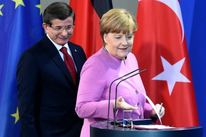 Le Premier ministre turc, Ahmet Davutoglu , et la chancelière allemande Angela Merkel à Berlin, le 22 janvier 2016