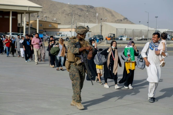 Evacuation d'Afghans par des militaires américains, le 18 août 2021 sur l'aéroport de Kaboul