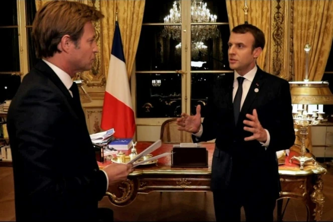Capture d'image de l'interview télévisée de France 2 entre le président Emmanuel Macron et le journaliste Laurent Delahousse (g), le 17 décembre 2017 à l'Elysée, à Paris