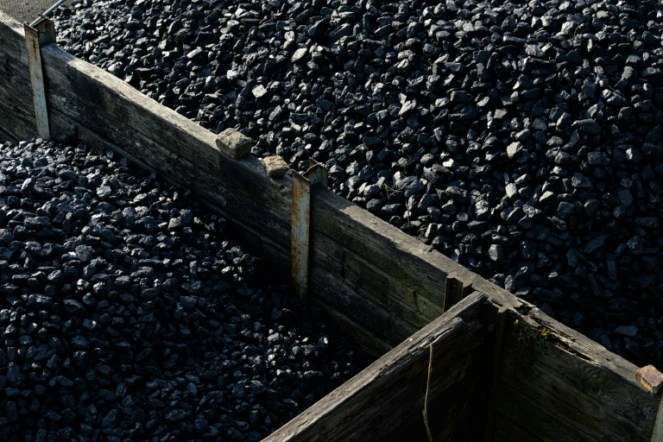 Un tas de charbon utilisé par les locomotives du Keighley & Worth Valley Railway est entreposé dans la cour de leur chemin de fer historique, près de Haworth, dans le nord de l'Angleterre, le 20 avril 2022