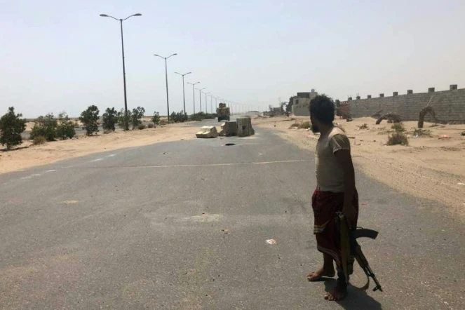 Un combattant des forces progouvernementales yéménites soutenues par une coalition emmenée par Ryad se tient sur une route dans le secteur de l'aéroport de Hodeida, dans l'ouest du Yémen, le 18 juin 2018
