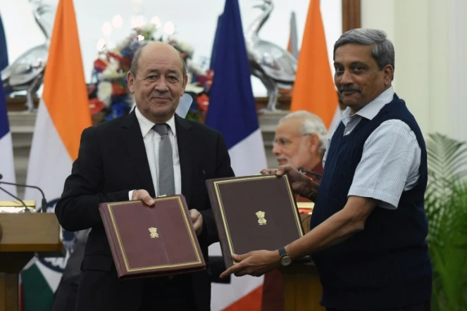 Le ministre français de la Défense et son homologue indien Manohar Parrikar le 25 janvier 2016 à New Dehli lors des tractations sur la vente d'avions de chasse Rafale à l'Inde