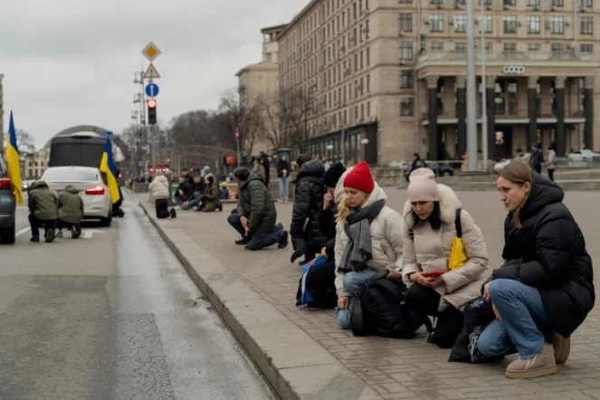 Des habitants de Kiev un genou à terre à la mémoire des soldats ukrainiens tombés au combat, le 3 janvier 2025