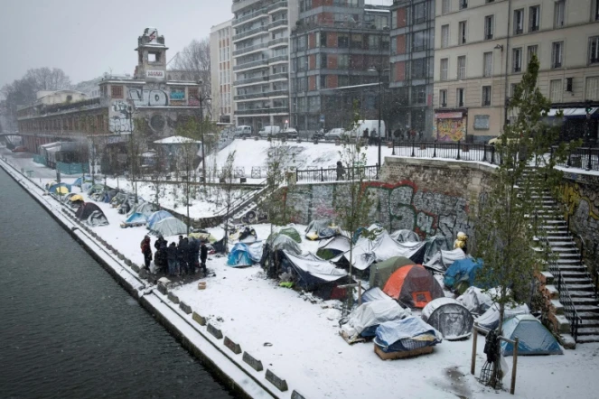 Des réfugiés afghans dans un camp improvisé à Paris le 9 février 2018