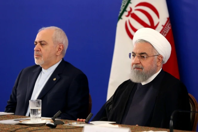 Photo diffusée par la présidence iranienne le 6 août 2019 du président Hassan Rohani (D) et du chef de la diplomatie Mohammad Javad Zarif (G), lors d'une réunion au ministère des Affaires étrangères à Téhéran
