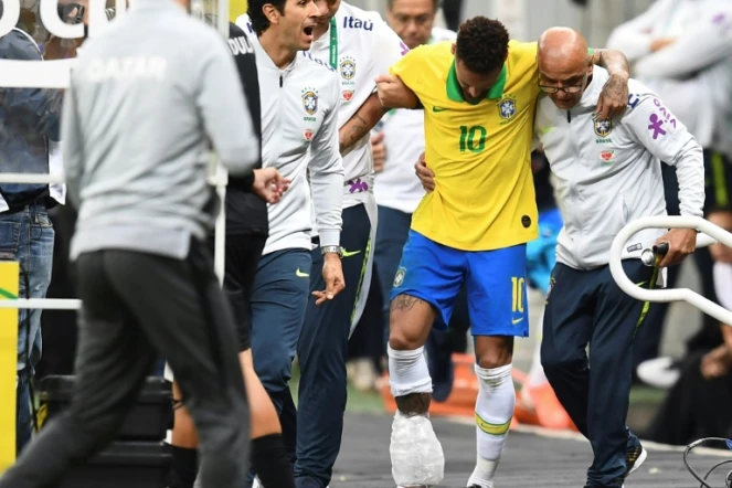 L'attaquant brésilien Neymar quitte le terrain après s'être blessé à une cheville lors du match amical Brésil-Qatar, le 5 juin 2019 à Brasilia