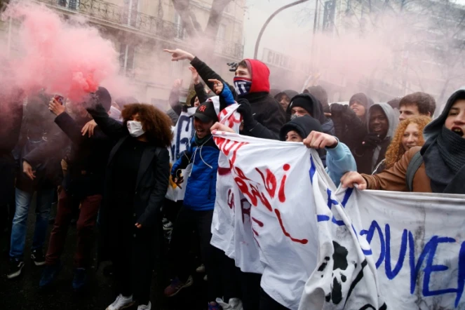Des étudiants manifestent place de la Nation le 31 mars 2016 à Paris