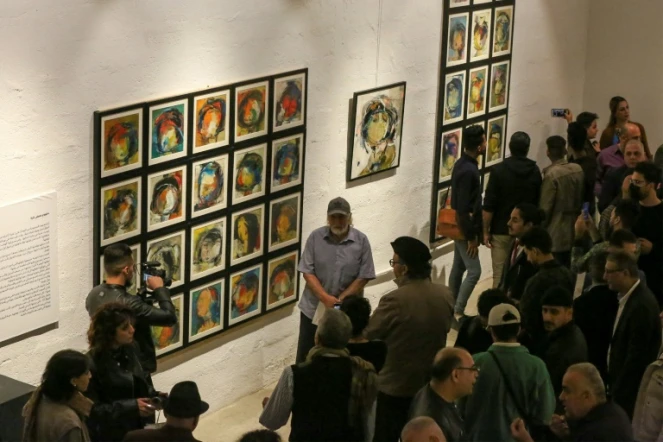 Les visiteurs assistent au vernissage d'une exposition de l'artiste plasticien Riyadh Ghenea, à Bagdad, le 26 novembre 2021