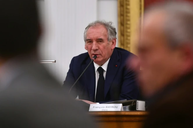 Le nouveau Premier ministre français et maire de Pau François Bayrou s'adresse au public lors du conseil municipal à l'hôtel de ville de Pau, dans le sud-ouest de la France, le 16 décembre 2024