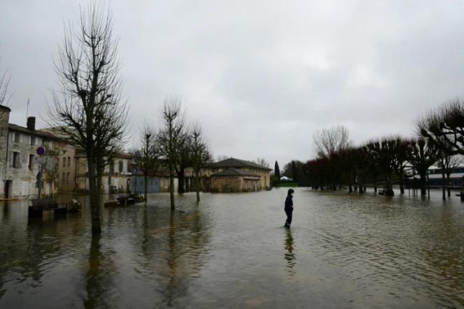 Un homme traverse une place inondée à Saintes (Charente-Maritime), le 6 février 2021