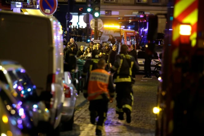 La police et les secours à proximité du Bataclan lors des attentats du 13 novembre 2015 à Paris