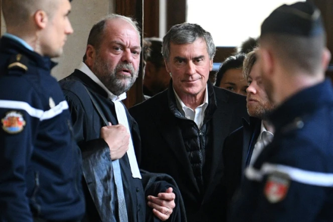 L'ancien ministre du Budget Jérôme Cahuzac (D), au côté de son avocat Eric Dupond-Moretti, au tribunal à Paris, le 12 février 2018 