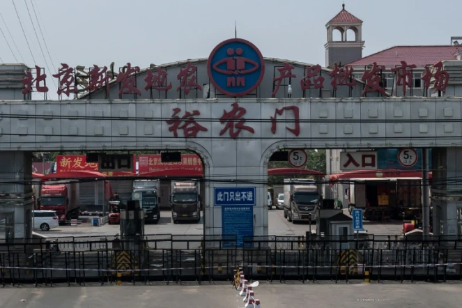 L'entrée du marché de Xinfadi, fermé depuis l'apparition de nouveau cas de coronavirus, le 19 juin 2020 à Pékin