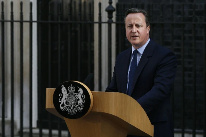 Le Premier ministre David Cameron devant le 10 Downing street le 24 juin 2016 à Londres