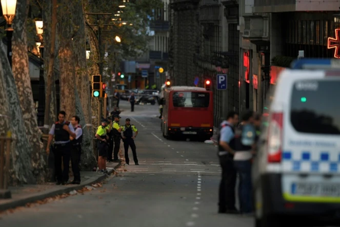 La police dans le périmètre de sécurité mis en place après un attentat, le 17 août 2017 à Barcelone