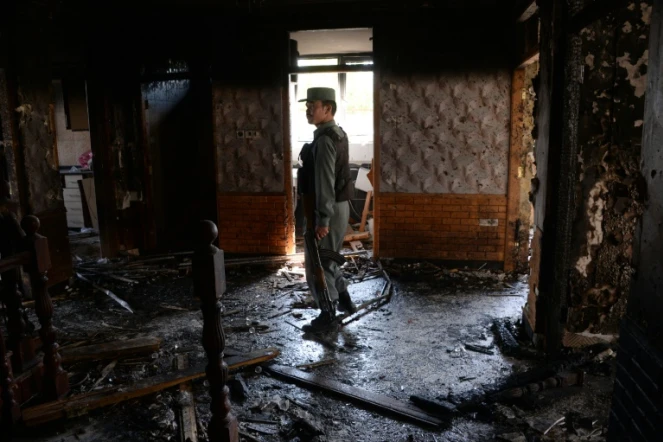 Un membre des forces de sécurité dans un bâtiment touché par une attaque le 6 octobre 2015 à Kaboul