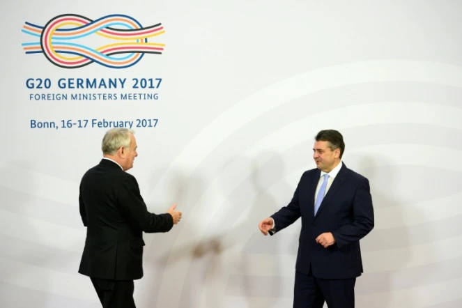 Le secrétaire d'Etat américain Rex Tillerson (G) et le ministre des Affaires étrangères allemand Sigmar Gabriel (D), à Bonn en Allemagne, le 16 février 2017