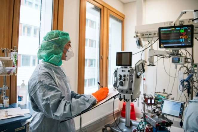 Une infirmière en tenue de protection au chevet d'un patient Covid-19 dans l'hôpital Karolinska de Stockholm, le 19 avril 2020.