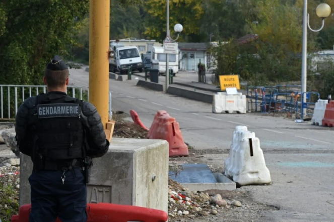 Un gendarme en position à proximité d'un camp de gens du voyage, le 22 octobre 2015 à Moirans, près de Grenoble
