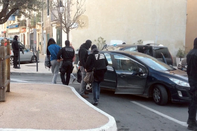Photo tirée d'une vidéo, le 27 janvier 2015, montrant des policiers du GIPN arrêtant une personne lors d'une opération antijihadiste à Lunel, dans l'Hérault