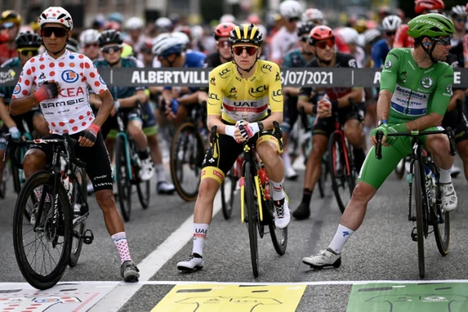 Les porteurs des maillots distinctifs Nairo Quintana, Tadej Pogacar (maillot jaune) et Mark Cavendish se positionnent pour le départ de la 10e étape du Tour à  Albertville, le 6 juillet 2021 
