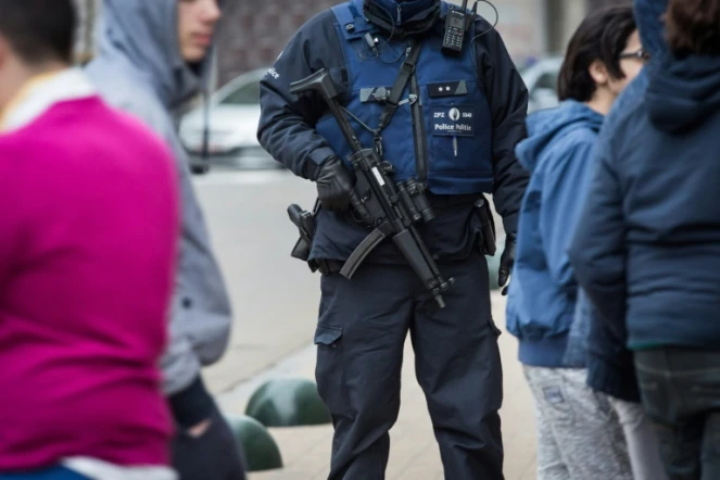 Un policier belge dans le quartier  bruxellois de Molenbeek, le 18 mars  2016