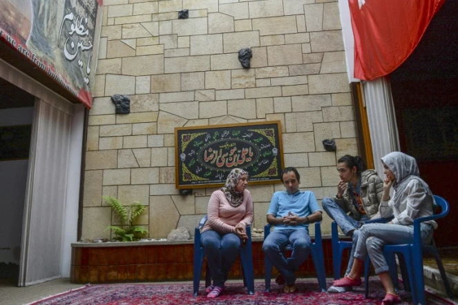 (De g à d) Alaa Hasan Ahmed, 
(De g à d) Alaa Hasan Ahmed, Hadi Hussein, Mohammad Hadi Hussein et Malak Hadi Hussein, discutent à la Maison culturelle islamique Ahlul Bayt, à Bogota, le 8 avril 2017