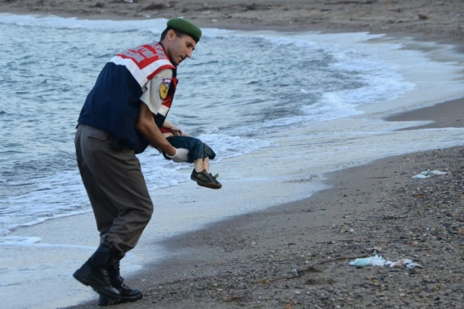 Le corps du petit Aylan emporté par un policier turc le 2 septembre 2015 sur la plage de Bodrum 