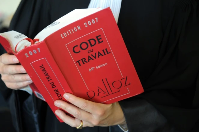 Un exemplaire du code du travail, dans les mains d'un avocat, le 24 mai 2012 à Quimper (Finistère)