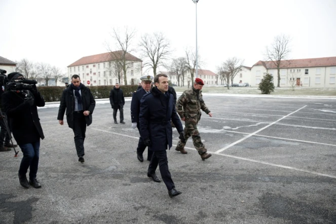 Le président Emmanuel Macron (c) et le chef d'Etat major de l'armée de terre Jean-Pierre Bosser (d), arrivent au camp militaire de Mourmelon, le 1er mars 2018