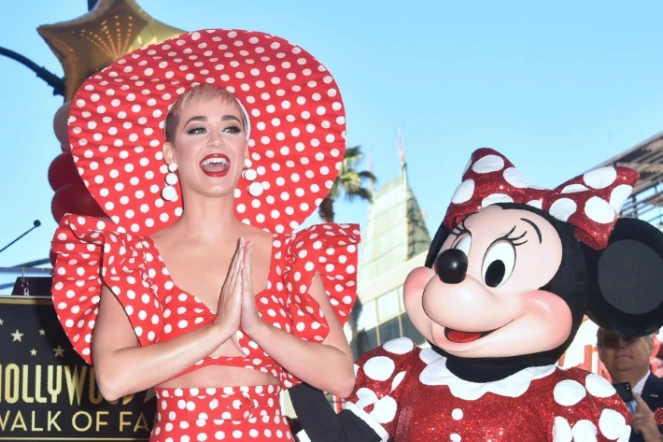Minnie Mouse (d) et la chanteuse Katy Perry sur Hollywood Boulevard, en Californie, le 22 janvier 2018