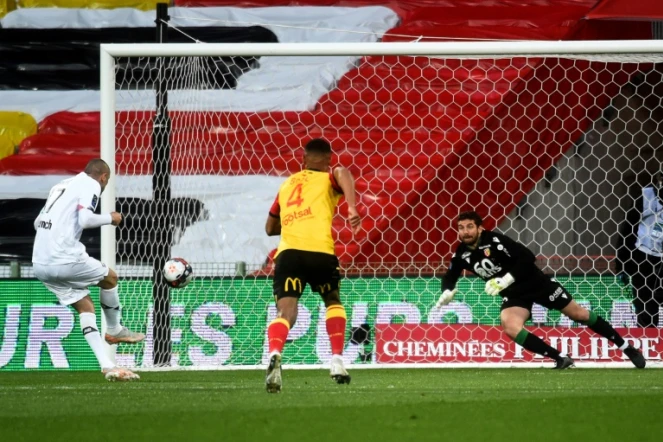 Burak Yilmaz ouvre le score sur penalty et lance Lille vers un succès décisif contre Lens au stade Bollaert, le 7 mai 2021