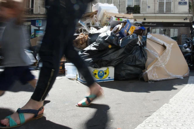 Déchets entassés sur le trottoir le 9 juin 2016 à Paris 