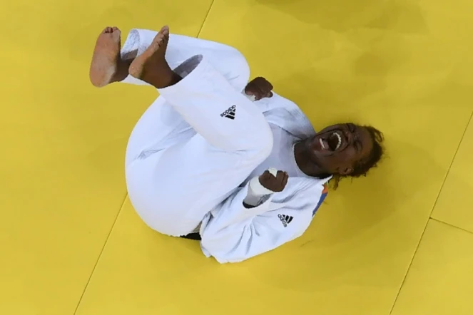 La joie de la judokate Emilie Endéol sacrée chez les +78 kg devant la Cubaine Idalys Ortiz, le 12 août 2016 aux Jeux de Rio