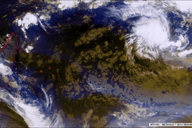 La dépression tropicale se situait à 3 345 km au Nord-Est de La Réunion à 4 heures ce mardi 30 novembre 2010 (image satellite: Mtotec.com)
