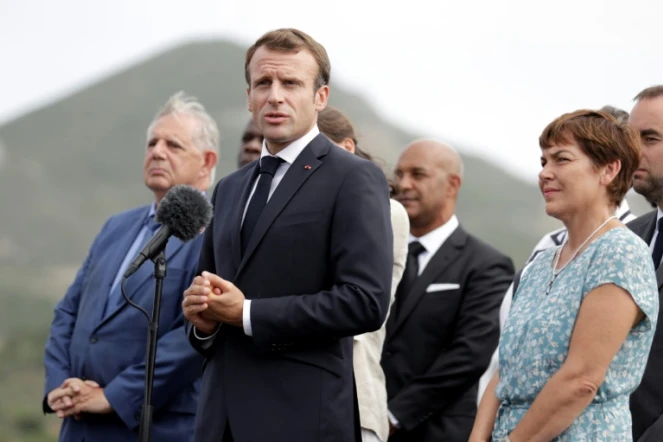 Le président français Emmanuel Macron (c) sur l'île antillaise de Saint-Martin, le 29 septembre 2018.