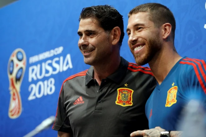 Le nouveau sélectionneur espagnol Fernando Hierro (g) et le capitaine Sergio Ramos en conférence de presse, le 14 juin 2018 à Sotchi