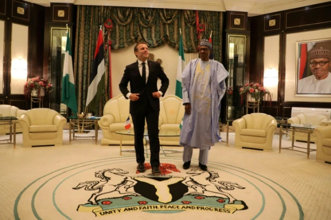 Le président français Emmanuel Macron rencontre le président nigérian Muhammadu Buhari au palais présidentiel d'Abuja, le 3 juillet 2018