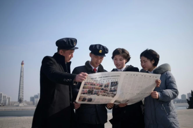 Des étudiants nord-coréens lisent dans le journal Rodong Sinmun, le 28 février 2019 à Pyongyang, des informations sur la rencontre entre le président américain Donald Trump et leur leader Kim Jong Un à Hanoï