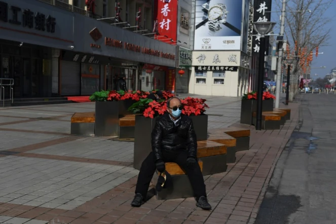Un homme dans une rue déserte du quartier commercial de Wangfujingf, habituellement grouillant d'activité, le 10 février 2020 à Pékin