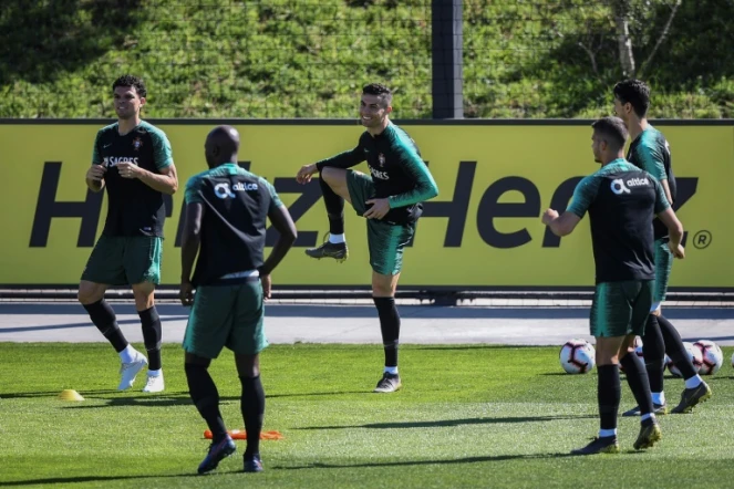 Cristiano Ronaldo s'entraîne avec ses coéquipiers au centre d'entraînement de la sélection portugaise d'Oeiras, près de Lisbonne, le 19 mars 2019 pour les qualifs de l'Euro