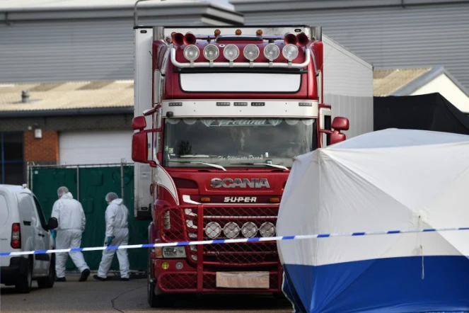 La police scientifique britannique s'affaire près du camion où ont été retrouvés les 39 migrants morts, le 23 octobre 2019 à Grays, en Angleterre