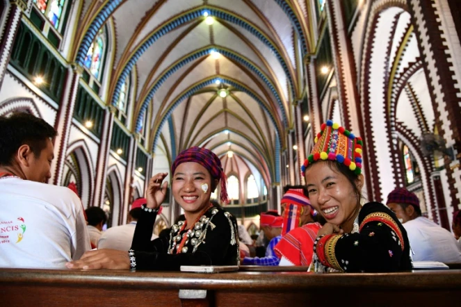 Des catholiques assistent près de la cathédrale Sainte Marie à Rangoun à la messe célébrée par le pape François le 30 novembre 2017 