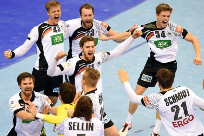 L'équipe d'Allemagne de hand fête son titre de championne d'Europe devant l'Espagne, le 31 janvier 2016 à Cracovie