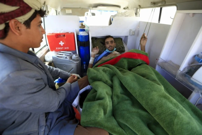 Un rebelle Houthi blessé est transporté en ambulance à l'aéroport de Sanaa (Yémen), le 3 décembre 2018